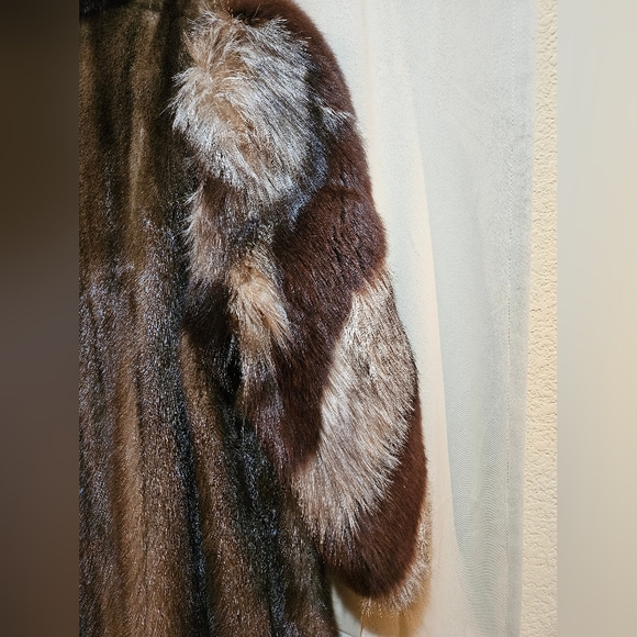 Luxurious Mahogany Mink Fur Coat with Crystal Fox Trim - Picture 7 of 7
